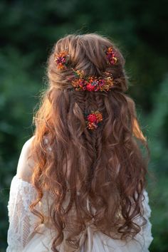 Fall Flower Hair Piece, Autumn Wedding Hair Flowers, Curly Floral Wedding Hair, Autumn Flower Hair Comb, Colorful Wedding Hair, Autumn Wedding Hairstyles, Flower In Hair For Wedding, Wedding Hair Down With Flowers, Flowers In Wedding Hair