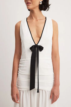 Bow Detail Maxi Dress Fitted V-neck Dress For Black-tie Events, Sleeveless Dresses For Black-tie Summer Events, Chic Sleeveless Maxi Dress With Bow, Bow Detail Maxi Length Dress, Sleeveless Tie Back Dress For Black-tie Events, Chic Spring Dresses With Ribbon Detail, Chic Formal Maxi Dress With Bow, Chic Tie-back Dress For Black-tie Events, Chic Fitted Dresses With Ribbon Detail