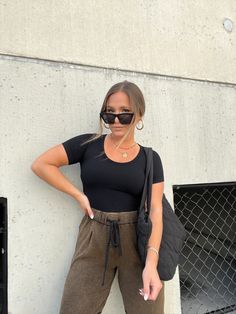 SEAMLESS WAFFLE SCOOP NECK MIDI CROPPED TEE COLOR: BLACK MODEL IS WEARING ML 92% NYLON/8% SPAN RUNS TRUE TO SIZE MODEL MEASUREMENTS: WEIGHT 150 LBS, 5’2”, SIZE 6, BUST 35”, WAIST 28”, HIPS 37”, BRA SIZE 34D Sporty Black T-shirt For Fall, Black Scoop Neck T-shirt For Fall, Black T-shirt For Spring Workout, Black Workout T-shirt For Spring, Black Scoop Neck Top For Work, Black T-shirt For Workwear In Fall, Black Ribbed T-shirt Relaxed Fit, Black Ribbed Relaxed Fit T-shirt, Black Relaxed Fit Ribbed T-shirt