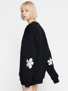 - Cotton sweatshirt- Flower printing at elbow- White clip detail- Oversize silhouetteMeasurements(S / M / L / XL)- Length: 27.9 / 29.1 / 29.9 / 31.1- Shoulder: 19.2 / 20.4 / 21.2 / 23.2- Chest 20.8 / 22.4 / 23.6 / 24.4- Sleeve length 24 / 24.8 / 25.1 / 25.9Composition & Care- 100% Cotton- Dry cleaningDesigner- Made in Korea- by GRAVER- Style#: 300892199 Spring Sweatshirt With Graphic Print And Drop Shoulder, Drop Shoulder Graphic Print Sweatshirt For Spring, Spring Drop Shoulder Sweatshirt With Graphic Print, Smile White, Fashion Poster Design, Fashion Poster, Mens Outerwear, Men Shoes Size, Mens Bottom