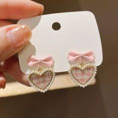 Small pink heart-shaped earrings 💖 Little pink heart-shaped earrings 💖 Pearl Heart Earrings, Hearts Earrings, Pink Heart Earrings, Korean Earrings, Estilo Boho Chic, Pearl Heart, Pink Fits, Bracelet Charms, Heart Shaped Earrings