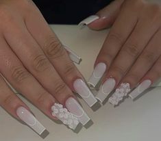 Nail Designs Light Colors, Rinstonestone Nails, Nail With Flowers, Nails White Design, Edgy Nails, White Acrylic Nails, Acrylic Nails Coffin Pink