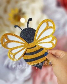 Bee Baby Shower Theme, Bee Baby Shower, Baby Bee, Baby Shower Theme, Christmas Wood, Craft Videos, 4th Birthday, School Projects, Baby Photos