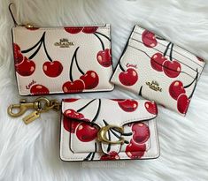 Coach Wallets, Pretty Tote Bags, Luxury Bags Collection, Purse Essentials, Luxury Purses