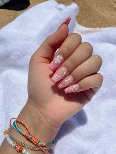 Coffin Nails Hibiscus, Pink And White Hawaii Nails, Tropical Nail Designs Simple, Summer Gel Nails Flowers, Cute Nails For Cruise, Hawaiian Flower Nails Coffin, Summer Nails With Hawaiian Flowers, Cute Hibiscus Nails, Hawaii Nails Coffin