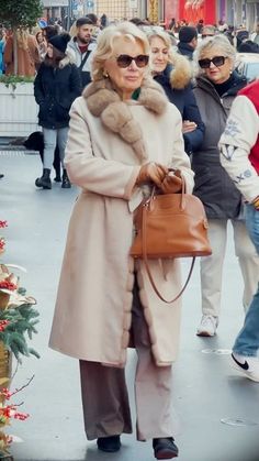 Rich Grandma, Real Old Money, Rich Wife, Italian Women Style, Elegant Wardrobe, Italian Women