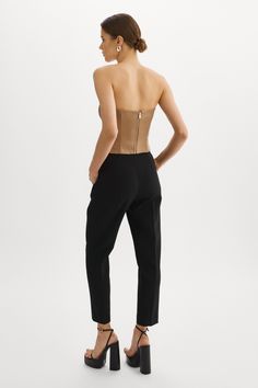 À la fois doux au toucher et structuré, ce bustier en cuir chic s'agencera à merveille à vos vestes et vestons. Son col droit classique lui confère un attrait indéniable qui ne manque pas d'attirer les regards, qu'il soit porté seul ou par-dessus votre chemisier à boutons favori. Leather Bustier, Back Stretches, Classic Looks, Blazer, Leather