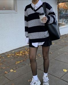 Oxford Platform Shoes Outfit, Outfit Idea Grunge, Grunge Outfits Black, Platform Shoes Outfit, Martens Outfit, Parisian Outfit, Tights Outfits, Japan Fashion Street, Outfit Grunge