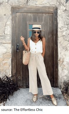 Linen Cullote Pants Outfit, White Linen Culottes Outfit, Linen Pant Summer Outfit, Beige Outfits For Women Summer, Linen Crop Pants Outfits, Flare Linen Pants Outfit, Classic Linen Outfits, Beige Linen Trousers Outfit Summer, Beige Wide Leg Linen Pants Outfit