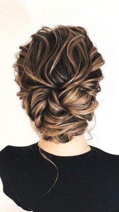 Gorgeous hairstyles for WAVY HAIR that perfect for any occasion Messy Bridal Updo, Updo Hairstyles Wedding, Romantic Updo Hairstyles, Updo Messy, Blond Rose, Hairstyle Simple, Hairstyle Updo, Wavy Wedding Hair