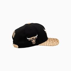 the chicago bulls black and gold snapback hat with bamboo brimmed visor