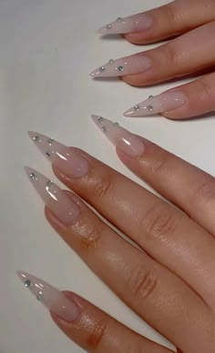 Graduation Nails Acrylic Stilleto, Cute Pointy Acrylic Nails, Classy Pointy Nails, Simple Stilleto Acrylic Nails, Long Acrylic Nails Almond Stilettos, Almond Pointy Acrylic Nails, Nail Inspo Sharp Almond, White Nails Stiletto Long, Nail Designs Stiletto Almond