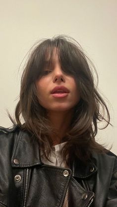 60s Hair Medium Length, Wispy Layers Medium Hair, Choppy Bob Hairstyles With Curtain Bangs, Free People Hairstyles, Long Shag Cut With Bangs, Edgy Bangs, Messy Bangs, Haircut And Color