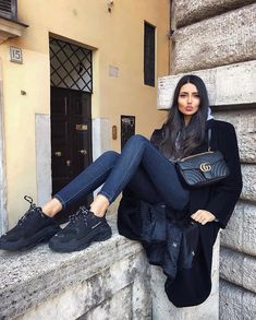 Trendy Rainy Day Outfits, Black Hair Fashion, Rainy Day Outfits, Cold Outfit, Minimalist Fashion Women, Day Outfits, Cute Preppy Outfits, Hair Fashion, Stylish Dress Designs