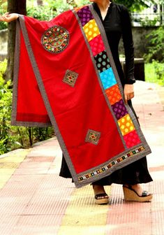 Duppattas Designs Ideas, Kutch Work Designs, Saree Painting, Hand Embroidery Dress, Kutch Work, Draping Fashion, Diy Scarf, Hand Work Embroidery