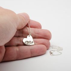 Ce pendentif minimaliste "Coeur Tourbillon" est fait à la main en argent sterling 925 (92,5% d'argent massif pur) dans mon atelier. 
 Le pendentif en forme de cœur est décoré d'un joli motif tourbillon et patiné pour créer un look vintage. 
 Pendentif: 3/4 pouce de diamètre (2 cm) 
Le pendentif est suspendu à une jolie chaîne en argent sterling. Choisissez votre longueur.
Breloque : choisissez d'ajouter une jolie perle ou un superbe cristal Swarovski à votre pendentif ! Unique Spiral Sterling Silver Necklace, Silver Swirl Necklace For Gifting, Unique Sterling Silver Necklace With Heart Charm, Silver Swirl Jewelry For Gift, Silver Swirl Necklace For Gift, Silver Swirl Necklace Perfect For Gifts, Sterling Silver Swirl Jewelry As A Gift, Handmade Heart-shaped Sterling Silver Charm Necklace, Sterling Silver Swirl Jewelry Gift