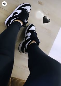 Tennis Nike, Pretty Sneakers, Nike Fashion Shoes, Pretty Shoes Sneakers, Tenis Nike, Shoes Outfit Fashion, Outwear Coat, Cute Nike Shoes