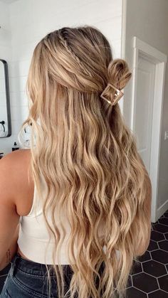 Get inspired by our collection of 50 stylish claw clip hairstyles to freshen up your hair a little bit. Claw Clip Hairstyles, Preppy Hairstyles, Hair Stylies, Hairdo For Long Hair, Hair Stylist Life, School Looks, Easy Hairstyles For Long Hair, Beach Hair