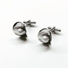 Cultured freshwater Pearl cufflinks Handmade silver 925 cuff links with white freshwater pearl .The cuff links are silver 925 . Ideal cufflinks for a groom or best man ! An elegant gift for those you love... Measurements: Height: 0.59 inch (15mm) Widht:0.51 inch (13mm) Pearl: approx. 0.19 inch (5mm) I wrap each item with love and care. The cufflinks are handmade.Be aware, the cufflinks you will receive might be slightly different for the one's shown in the photograph Handmade Cufflinks, Pearl Cufflinks, Silver Cufflinks, White Freshwater Pearl, Freshwater Cultured Pearls, Tie Accessories, Hammered Silver, Etsy Jewelry, Cuff Links