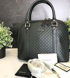 Secret Location, Black Leather Bag, Gucci Logo, Black Leather Bags, Logo Black, Bago, Kate Spade Top Handle Bag, Leather Bag, Top Handle Bag