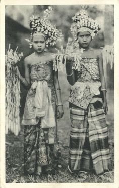 Balinese were often treated with brutality by the Dutch and it often is reflected with expressions of hostility or anger in old photos taken during colonial occupation. Traditional Man, Bali Backpacking, Ghost In The Machine, Southeast Asian, Bali Travel, World Cultures