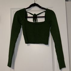 Bnwt Beautiful Emerald Green Cropped Sweater Top Tie Back Bubble Texture Baggier/Puff Sleeve Super Cozy And Perfect For Fall/Winter Square Neck Green Sweater Outfit, Bubble Texture, Forever 21 Sweater, African American Women, Green Sweater, Cropped Sweater, Tie Back, Square Neck, Emerald Green