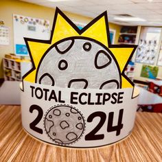 a paper cup with the sun and moon on it that says total eclipse in 24h