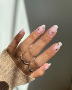 Simple Nail Designs Stars, Chrome Star Nails, Holiday Manicure Ideas, Chrome Star, Christmas Nails Art, Pink Stiletto Nails, Holiday Nail Ideas, Trendy Manicure, Galaxy Nail