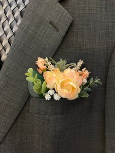 Pocket square boutonnières are a wonderful accessory for your groom, groomsmen, ushers, dads, grandpas and your officiant! They are also perfect for Prom and Homecoming!! They are a classy addition to the bridal party's suit jacket.  Instead of battling with corsage pins and having a crooked boutonnière, use a pocket square that you just slide into the pocket of the suit jacket where it will just sit nicely and behaved all day! The base of the boutonnière is 2.5 inches across and 4 inches tall plus the greenery and flowers making it about 7 inches tall total, with only 3 inches that will show. Please be sure to measure the opening of your jacket pocket. if you need a smaller size (ie for a ring bearer) kindly let me know the size that your pocket opening is so I can make it accordingly. Th Greenery Boutineer, Wedding Accessory For Men, Bridesmaid Palette, Pocket Boutonniere, Woodsy Wedding, Groomsmen Wedding, Corsage Pins, Faux Greenery, Groom Groomsmen