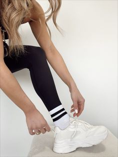 white Stripe Socks Outfit, Ankle Socks With Sneakers, Tall Socks And Sneakers Outfit, Sock Sneakers Outfit, Sports Socks Outfit, Striped Socks Outfit, Socks Over Leggings, Runners Outfit, Autumn Cat