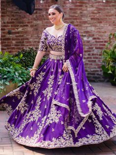 Royal Purple Lehenga, Purple Lehenga Jewellery Ideas, Mid Size Indian Outfits, Purple And Gold Lehenga, Purple Colour Lehenga, Purple Ethnic Wear, Lavender Colour Lehenga, Purple Wedding Lehenga, Purple Bridal Lehenga