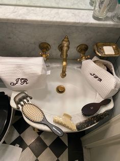 Vogue Beauty, Hair Brushes, Old Money Aesthetic, Beauty Secrets, Large White, Old Money, Bathroom Sink, Girly Things, Makeup Bag