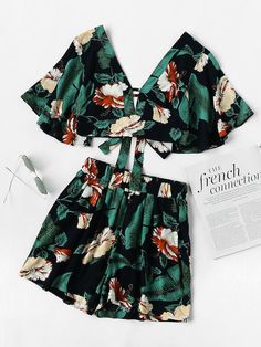 Crop Top With Shorts, Knot Crop Top, Top With Shorts, Colorful Crop Tops, Vintage Diy, Tie Bow, Hipster Fashion, Floral Print Tops, V Neckline