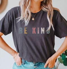 Comfort Colors Be Kind Shirt Love One Another Christian - Etsy Trendy Slogan Tops For Gifts, Casual Letter Print Tops As Gift, Trendy Text Print Top As Gift, Relaxed Fit Slogan Top As Gift, Alpha Phi Omega, Fleece Women, Bible Shirts, Sorority Shirt, Wedding Party Shirts