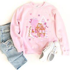 Gingerbead House Pink Christmas Sweatshirt for Her. This Christmas themed sweatshirt is the perfect gift for the girl who loves Christmas :) Available in soft pink, grey or white. Sizes: Small to 3xl. ★ The illustrations in this design were created by myself and my team ★ SPECIFICATIONS This  sweatshirt/jumper is the perfect addition to any Christmas wardrobe. It has a crew neck, and it's made from air-jet spun yarn and quarter-turned fabric, which eliminates a center crease, reduces pilling, an Merry Pinkmas, Pink Christmas Sweater, Pink Christmas Shirt, Christmas Wardrobe, Elsa Shirt, Pink Stuff, Mini Monster, Womens Sweatshirts, Holiday Apparel