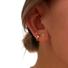 Our earrings are cross-shaped studs with small balls, very comfortable to wear and have a minimalist and modern style. - Sold as a pair. - All our jewelry can get wet. Perfect for all types of occasions and a good gift idea. - Material:   * 18 kt gold plated All our jewelry is handmade with love, designed and created by us. We are lovers of jewelry and fashion, that's why we put so much passion into our work. MAD JEWELRYCO Minimalist Gold Cross Earrings, Piercings Simple, Gold Cross Earrings, Cross Stud Earrings, Cross Earrings Studs, For Her Gifts, Small Earrings Studs, Small Crosses, Earrings Dainty