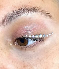 Eyeliner Gem Makeup, Make Up For Club, Euphoria Style Makeup, Makeup Ideas With Gems, Eye Gems Makeup, Gem Eye Makeup, Club Makeup Looks, Trending Makeup Products, Clubbing Makeup