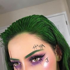 Fun Make Up Looks Halloween, Halloween Costumes Green Hair, Joker Eyeshadow, Easy Halloween Make Up Look, Glam Halloween Costume, Makeup Costume Ideas, Joker Character, Makeup Clown, Makeup Zombie