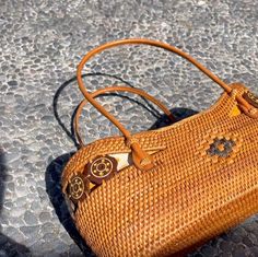 Add a touch of elegance to any outfit with our real rattan top handle handbag. Stand out from the crowd and make a statement in style! All these rattan bags are free shipping. The size of this natural rattan handbag is approx 27 x12 x 12 cms. Introducing our stunning rattan handbag, the perfect accessory to enhance your summer style and immerse yourself in the beauty of Bali. Handcrafted with care and attention to detail, this authentic piece will add a touch of elegance to any beach outfit. The Handbag Stand, Rattan Bags, Flowy Sundress, Rattan Handbags, Rattan Bag, Top Handle Handbags, Weaving Patterns, Beach Lovers, Beach Outfit