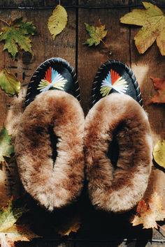 Embrace the crisp autumn air with our hand-stitched sheepskin slippers! Perfect for those chilly October mornings, ONAIE slippers are a blend of comfort and style, keeping your feet warm and cosy. Whether you’re relaxing at home or stepping out, our luxurious slippers will be your go-to this season. Check out our full range and find your perfect pair! #ONAIE #SheepskinSlippers #AutumnEssentials #CosyFeet #OctoberVibes #AutumnStyle #FallFavourites #WarmAndStylish #HandcraftedLuxury