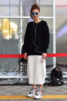 7 looks para tirar o tênis do armário » STEAL THE LOOK Seoul Fashion Week, Seoul Fashion, Urban Street Style, Fashion Weeks, White Skirt, Korean Street Fashion, Looks Style, Mode Inspiration