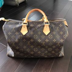 In Good Condition. Inside Is Stained From Pens And The White Stain As Shown In The Picture. Bag Is Not In Perfect Condition But Still Gives That Vintage Louis Vuitton Feel. Classic Bag And The 35 Is The Perfect Size. Marks On The Handle. Does Not Come With Dust Bag Or Box Or Lock And Key. Handbags Uk, Lv Speedy, Louis Vuitton Speedy 35, Speedy 35, Fashion Tote Bag, Louis Vuitton Damier Azur, White Stain, Lock And Key, Vintage Louis Vuitton