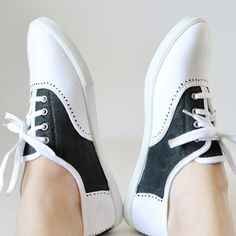 Use a black Sharpie to transform plain white kicks into saddle shoes. 50s Dance, Grease Costume, 50s Sock Hop, Sharpie Projects, Grease Party, 50s Theme, Relay Ideas, 50's Costume, Sock Hop Party