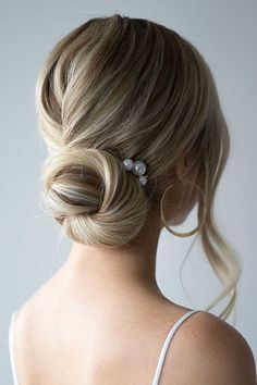 Simple Elegant Hairstyles, Chignon Simple, Formal Hairstyles Updo, Easy Formal Hairstyles, Elegance Hair, Simple Updo, Prom Hair Updo, Easy Updo Hairstyles, Simple Prom Hair