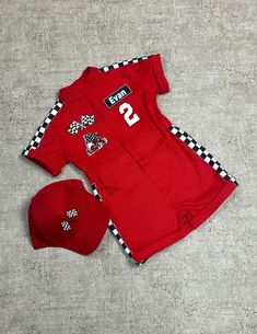 ⭐️Welcome to Mama's Dream Shop⭐️ 🏎️🏁This race car driver costume for kids is a professional Mama's Dream Shop design, featuring a jumpsuit with black and white checkered flag stripes on the details. Its front collar is reminiscent of real racing overalls, and unique patches adorn the front. You can wear this perfect racer outfit for your baby first birthday or Halloween. Race car birthday themed parties are so cool now. Your child will feel like a Formula-1 driver inside. Be prepared to hear p Race Car Theme 2nd Birthday, Racecar Birthday Party, Race Car Driver Costume, Two Fast Two Furious, Car Outfit, Halloween Costume Suit, Race Outfit, Cars Theme Birthday Party, Race Car Birthday