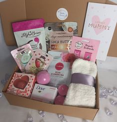 This is a beautiful hamper designed to spoil your mam, whether it's a mothers day gift/ birthday gift or just to say I love you Mom, it has everything needed to make your mam feel extra special. Not only are there pamper products and chocolate but also special keepsakes to remind her daily of how much she is loved and Appreciated. Mothers Birthday, Birthday Hamper, Mothers Day Baskets, Moms 50th Birthday, Boy Party Favors, Pamper Hamper, Birthday Hampers, Holly Christmas, Activities For Girls