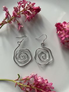 Gorgeous handmade wire wrap swirl earrings. Earrings are on hypoallergenic hooks. Perfect for any occasion. Happy to custom and make to preferred size ⭐️ Wire Earrings Handmade Artful Home, Paperclip Crafts, Spiral Jewelry, Silver Wire Earrings, Diy Jewlery, Soldering Jewelry, Wire Jewelry Designs, Funky Earrings, Swirl Earrings