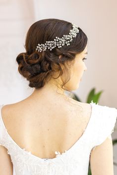 💗Pearl & Crystal Bridal Headband, Side Wedding Headpiece,  Floral Bridal Headband,  Zicrone Stone Adjustable Floral Headband,  Wedding Tiara💗 Introducing our exquisite Leaf Wedding Headband - the perfect blend of nature-inspired beauty and timeless elegance. Crafted with delicate pearls and adorned with sparkling crystals, this Bride Pearl Crown Wedding Headband adds a touch of sophistication to any bridal look. Designed for comfort and style, this headband is adjustable to ensure the perfect fit for every bride. The intricate floral details with pearl hair accessories create a captivating and ethereal aura, making you feel like a true goddess on your special day. Whether you're walking down the aisle or celebrating with your loved ones, this Crystal Stone Adjustable Floral Headband is t Floral Headband Wedding, Crystal Bridal Headband, Pearl Crown, Pearl Bride, Headpiece Bridal, Headband Wedding, Hair Accessories Pearl, Crown Wedding, Floral Headband