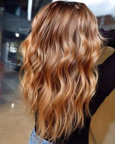 Gingerbread caramel hair is set to be the hottest colour trend this Autumn - Her.ie Blond Balayage, Beautiful Haircuts, Strawberry Blonde Hair, Honey Hair, Hair Color Highlights, Brown Blonde Hair, Travel Places