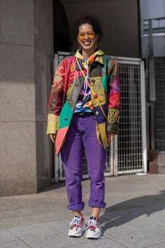 Weird Street Fashion, Funky Fashion Aesthetic, Hippie Street Style, Weird Outfits, Tokyo Fashion Week Street Styles, Harajuku Street Fashion, Rok Midi, Sandal Tali, Minimalist Moda